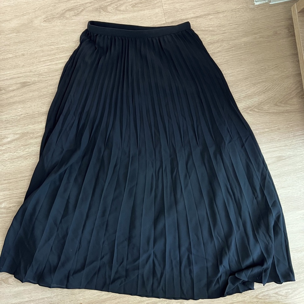 Black ruffle long skirt from Uniqlo